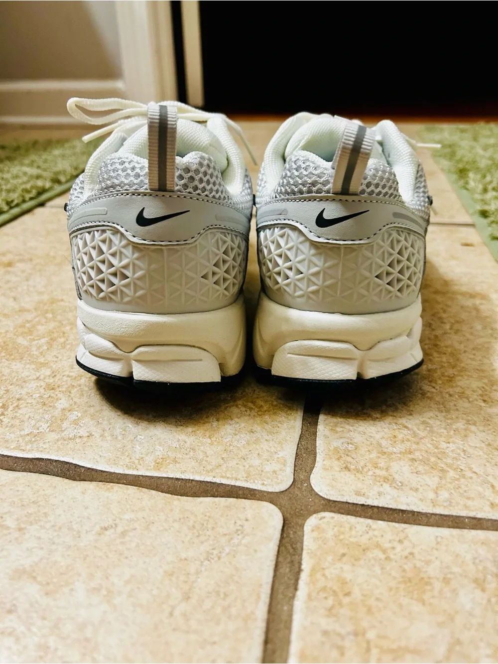 Nike Vomero 5 - NWT Big Kids  Photon Dust / Gridiron / Sail / Chrom